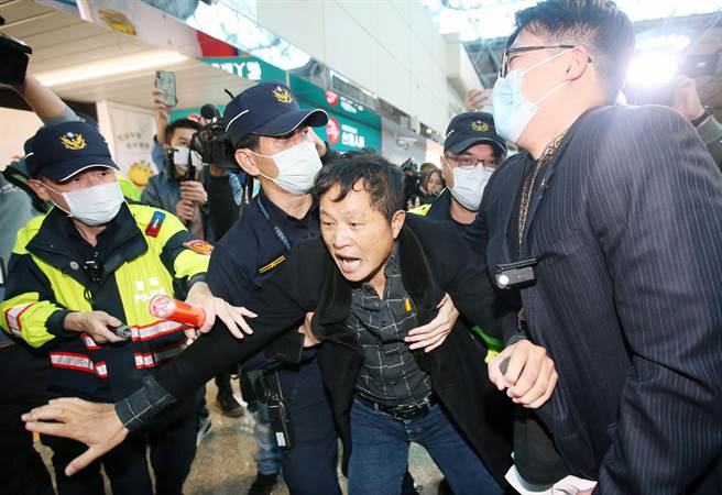 独派团体成员在出境大厅抗议闹事，遭航警强势驱离。（范扬光摄）