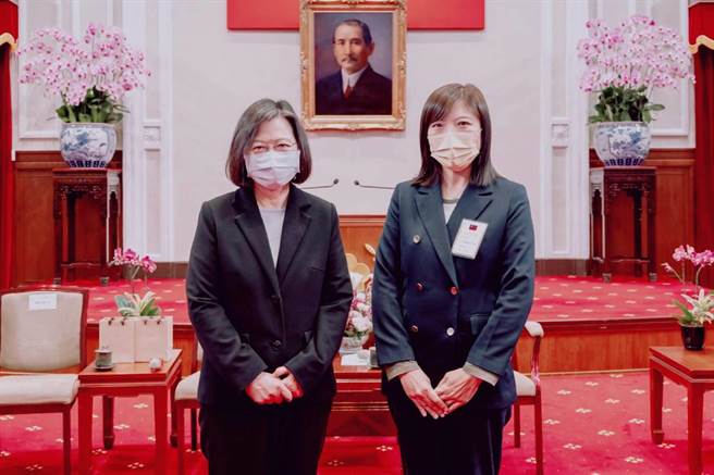 高吟秋荣获「111年行政院模范公务人员」奖项，并获得总统蔡英文的接见嘉勉，她说很开心能在逆境中推动农业发展，与同仁努力升级农业辅导媒合通路产销。（澎湖县政府提供）