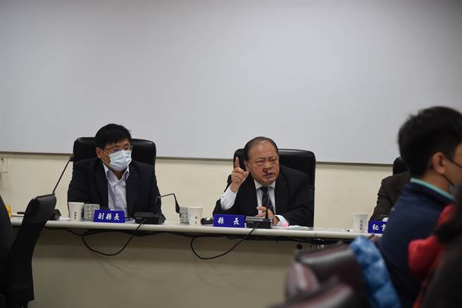 陈光復说，高吟秋能从例行性业务中找创新点，优异表现，获全国模范公务人员，实至名归，相当值得讚许。（澎湖县政府提供）