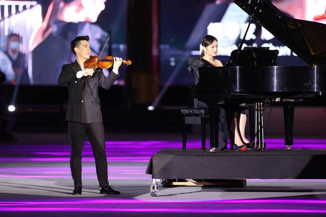 小提琴家林品任日前和钢琴家廖培钧一起在今年台北时装周开幕表演，地点在台南南鲲鯓代天府王爷总庙，乐声加上烟火，观眾都获得一个浪漫又诗意的夜晚。（CNX桦舍全媒体提供）