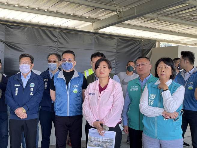 立委蔡培慧27日邀中区水资源局、环保署等至鸟嘴潭会勘，并听取简报。（杨静茹摄）