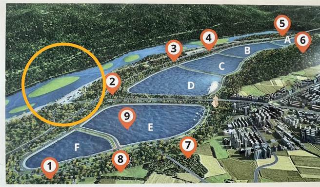 草屯镇垃圾囤积场位于鸟嘴潭D、E湖区对面，引发民眾对水质疑虑，所幸两个湖区尚在施工中。（杨静茹摄）
