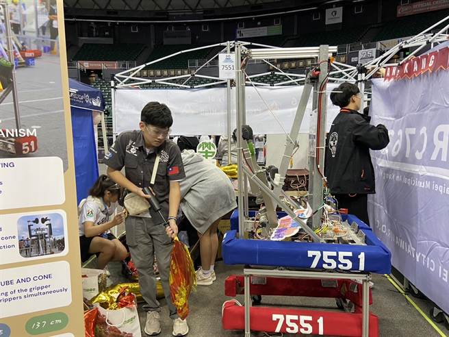 2023 FRC机器人夏威夷区域赛，嘉县代表队同学整理机器人设备。（竹崎高中提供／邱显诚嘉义传真）