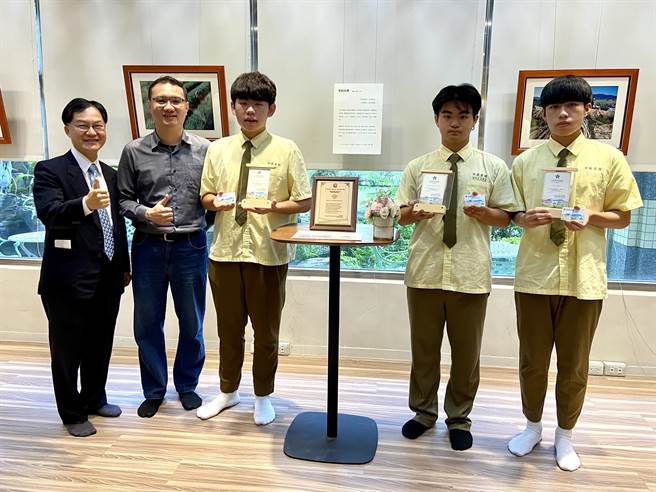 远近驰名的宜兰三星葱成为罗东高中陈旻佑（左3）、詹晴宇（右2）及古兵（右1）三位同学得奖摄影作品的主角，从国际摄影节大赛中脱颖而出，校长曾璧光（左1）和指导老师简凡哲（左2）与有荣焉。（吴佩蓉摄）