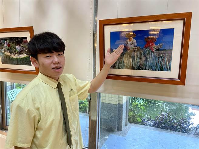 得奖同学陈旻佑最喜欢看葱农辛苦收成满足的表情。（吴佩蓉摄）