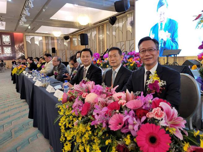 （大高雄不动产开发公会理事长洪光左（右一）表示，2023年应谨慎评估市场风险和投资机会，调整策略减量经营，保守为要。图／顏瑞田）