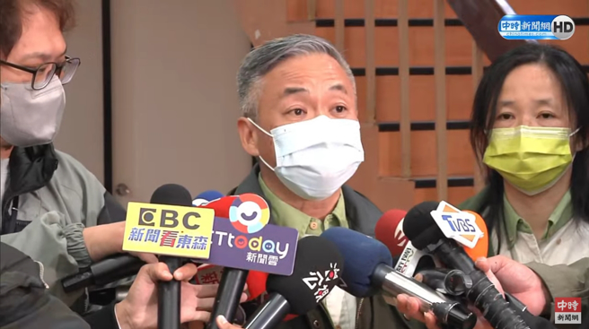 東非狒狒逃亡18天後落網，將送北市動物園檢疫，園方說明後續安排。（翻攝直播畫面）