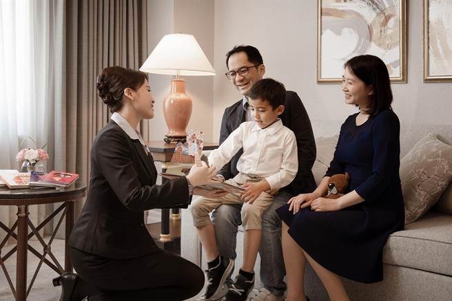 漢來飯店管家提供親子導讀服務。（柯宗緯翻攝）