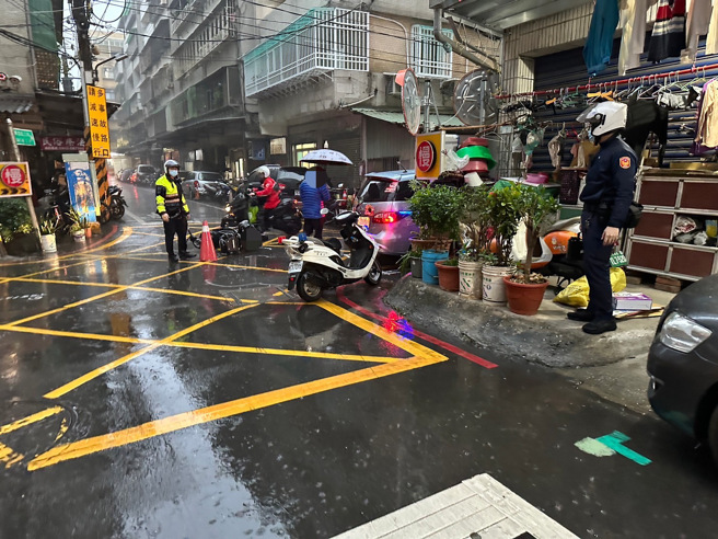 阮姓女騎士（33歲）與小客車趙姓男駕駛（47歲）行經路口時皆未停等禮讓，導致發生碰撞，女騎士四肢擦挫傷，送醫治療後已無大礙，雙方經實施酒測亦無酒精反應。（簡銘柱翻攝）