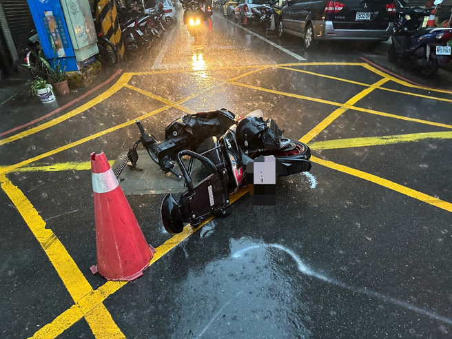 阮姓女騎士（33歲）與小客車趙姓男駕駛（47歲）行經路口時皆未停等禮讓，導致發生碰撞，女騎士四肢擦挫傷，送醫治療後已無大礙，雙方經實施酒測亦無酒精反應。（簡銘柱翻攝）