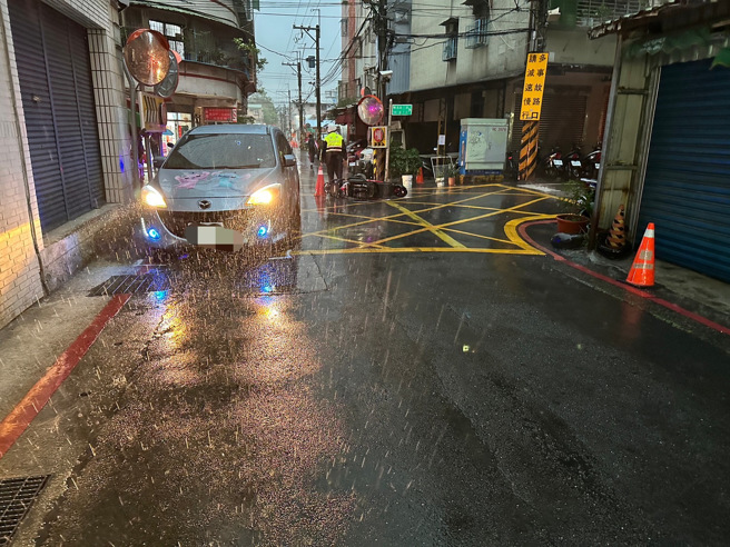 阮姓女騎士（33歲）與小客車趙姓男駕駛（47歲）行經路口時皆未停等禮讓，導致發生碰撞，女騎士四肢擦挫傷，送醫治療後已無大礙，雙方經實施酒測亦無酒精反應。（簡銘柱翻攝）