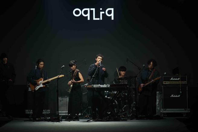 oqLiq于臺北时装周上邀请后摇乐团荒山茉莉与本季的末日主题相互呼应。（臺北时装周提供） 