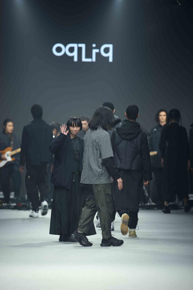 oqLiq设计师洪琪谢幕。（臺北时装周提供）