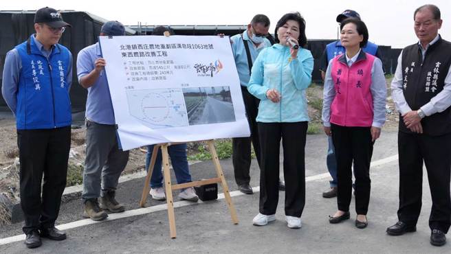 云林县沿海农路狭小会车常擦撞，县长张丽善（右三）会勘由县府筹800余万元改善。（张朝欣摄）