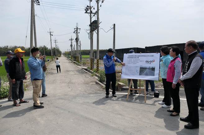 云林县沿海农地重划区农路老旧破损严重，影响行车安全与农作运送。（张朝欣摄）