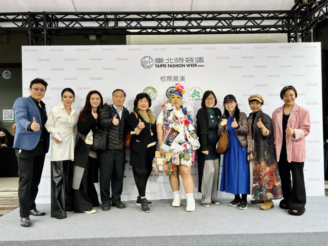 由文化部主办的时尚盛事「臺北时装周AW23」走秀活动校际展演，网红娘娘身穿岭东科技大学学生作品参加。(摄/景义婷)