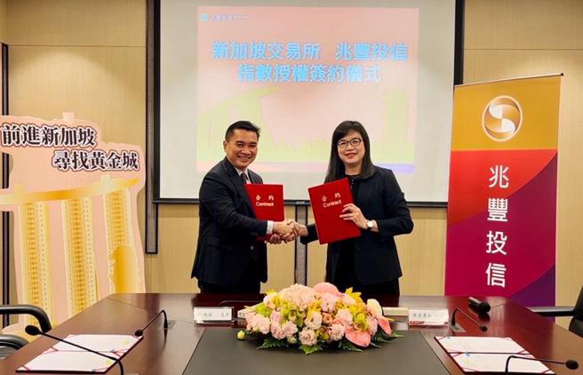 新加坡交易所（SGX Group）與兆豐投信於27日舉行「新加坡iEdge S-REIT Index指數授權合約」簽約儀式，由新加坡交易所總裁羅文才（左）與兆豐投信董事長陳佩君（右）完成。（圖／兆豐投信提供）