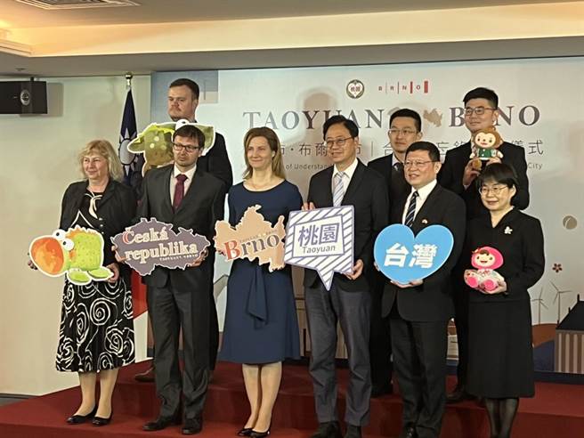 桃園市長張善政（前排右三）27日與捷克布爾諾市簽署合作備忘錄，締結上任以來首個姐妹市。（蔡依珍攝）