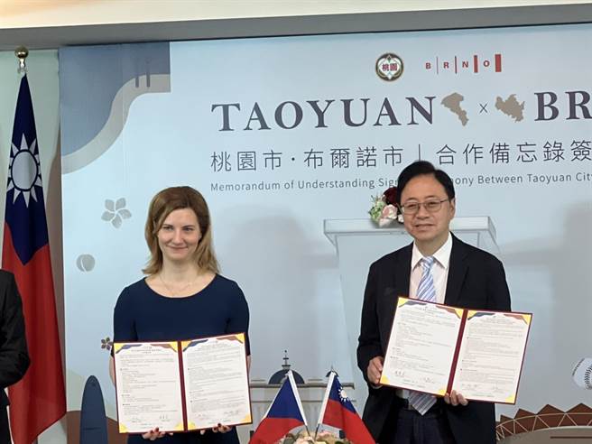 桃園市長張善政（右）27日與捷克布爾諾市簽署合作備忘錄，締結上任以來首個姐妹市。（蔡依珍攝）