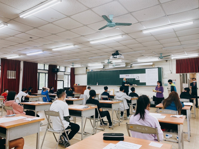 本次甄试加考美术术科考生，北部（四）考区100人、北部（五）考区42人。(照片/教育部提供)