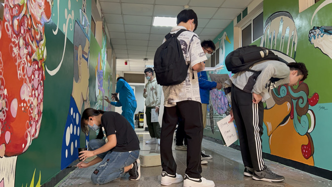 土木系學生在壁畫師許殷豪的帶領下，化身小畫家創作，義大學子畫畫初體驗，感到非常新鮮與難忘(照片/義守大學提供)。