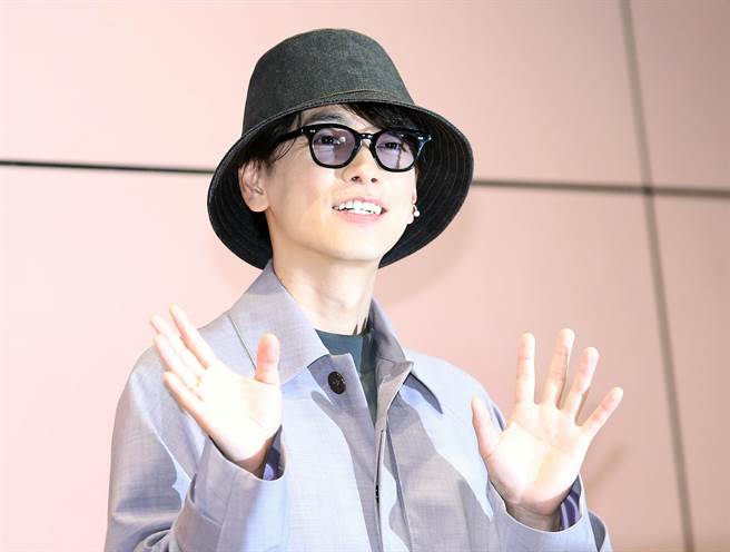 佐藤健在桃机入境大厅开心地向接机粉丝挥手致意。（范扬光摄）