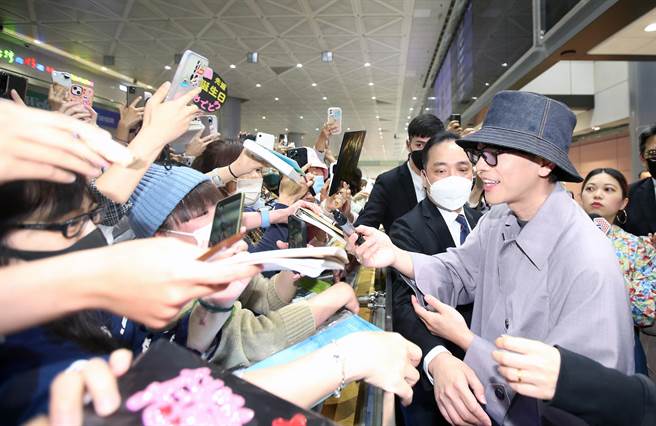 佐藤健（右）为幸运粉丝签名留念。（范扬光摄）