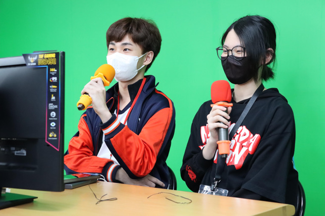 育达高中多媒体设计科，两位同学负责现场赛事播报。(照片/育达高中提供)