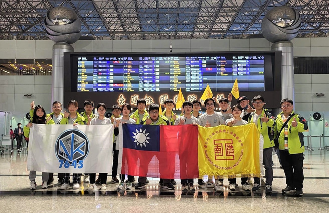 南港高工FRC赛事代表队，于机场合影。(照片/南港高工提供)