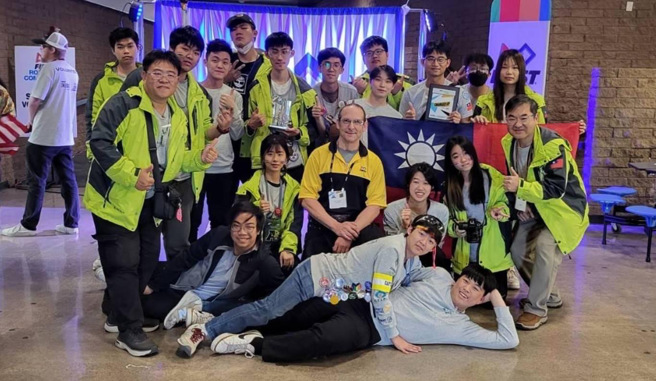 南港高工FRC赛事代表队，于活动现场合影。(照片/南港高工提供)