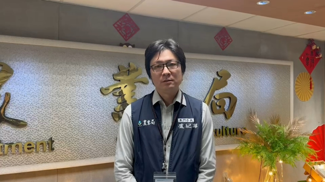 桃园市农业局专门委员卢纪烨说明围捕狒狒状况，表示有一组人马先到场。（农业局提供）