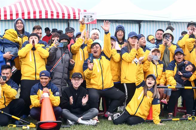 112年全国原住民族运动会传统拔河赛程27日在观山河滨公园举行最后一天赛事，到决赛时，场边加油团气势不输人，全力为选手加油打气。（邓博仁摄）