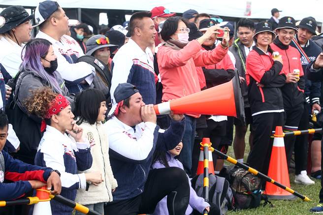 112年全国原住民族运动会传统拔河赛程27日在观山河滨公园举行最后一天赛事，到决赛时，场边加油团气势不输人，全力为选手加油打气。（邓博仁摄）