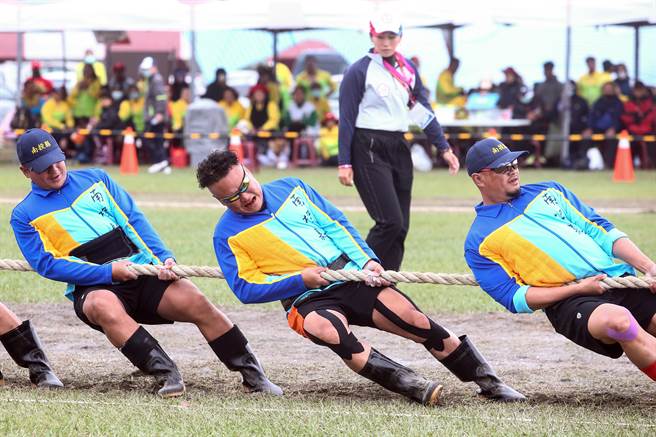 112年全国原住民族运动会27日在观山河滨公园举行 传统拔河项目最后一天赛程，决赛队伍卯足劲争取佳绩。（邓博仁摄）