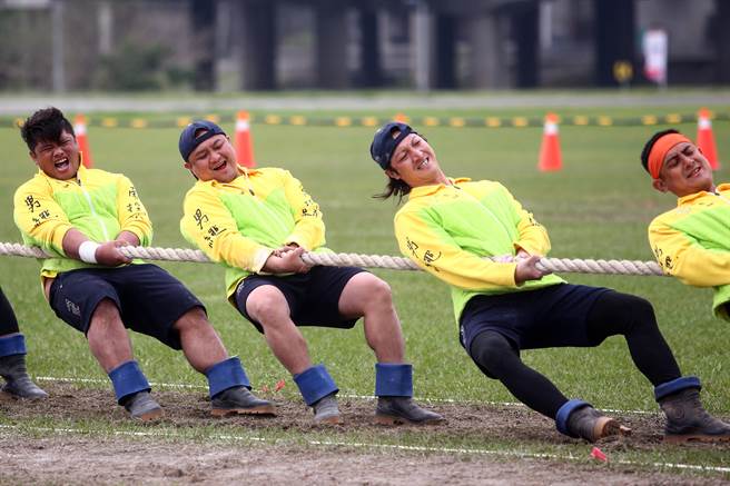112年全国原住民族运动会27日在观山河滨公园举行 传统拔河项目最后一天赛程，决赛队伍卯足劲争取佳绩。（邓博仁摄）