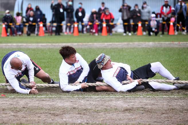 112年全国原住民族运动会27日在观山河滨公园举行 传统拔河项目最后一天赛程，决赛队伍卯足劲争取佳绩。（邓博仁摄）