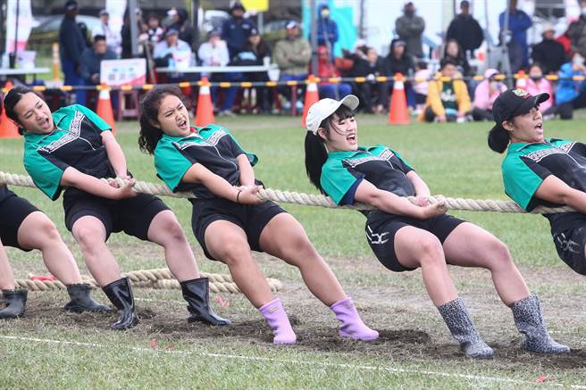 112年全国原住民族运动会27日在观山河滨公园举行 传统拔河项目最后一天赛程，决赛队伍卯足劲争取佳绩。（邓博仁摄）