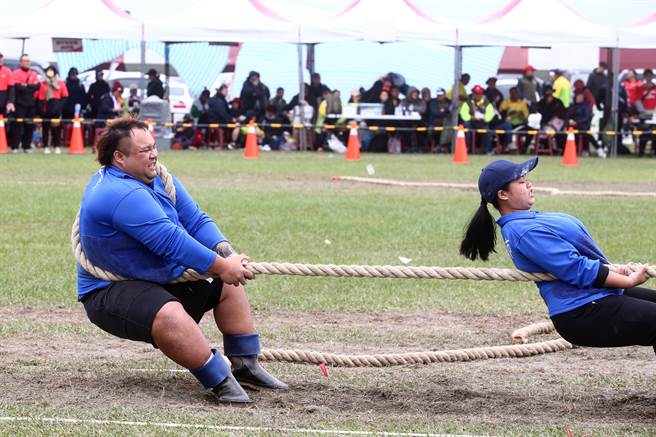 112年全国原住民族运动会27日在观山河滨公园举行 传统拔河项目最后一天赛程，决赛队伍卯足劲争取佳绩。（邓博仁摄）