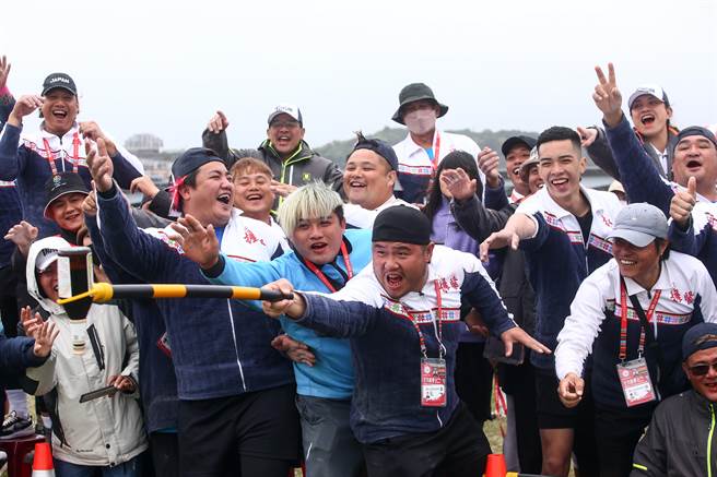 112年全国原住民族运动会传统拔河赛程27日在观山河滨公园举行最后一天赛事，到决赛时，场边加油团气势不输人，全力为选手加油打气。（邓博仁摄）
