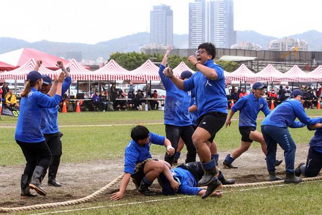 112年全国原住民族运动会27日在观山河滨公园举行 传统拔河项目最后一天赛程，胜利队伍振臂欢呼。（邓博仁摄）