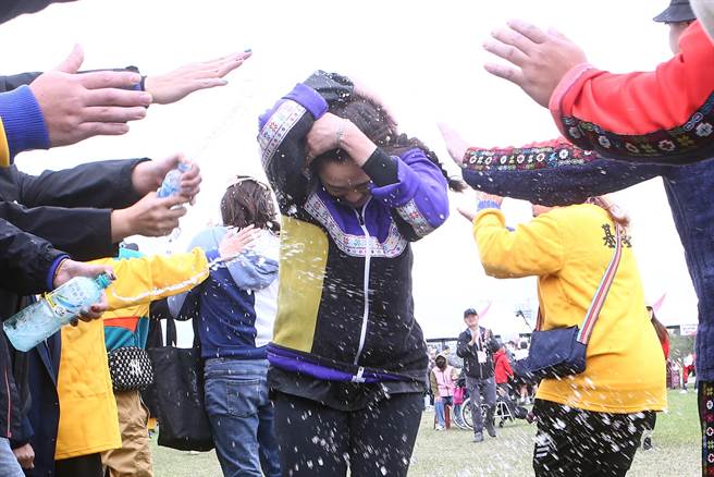 112年全国原住民族运动会27日在观山河滨公园举行 传统拔河项目最后一天赛程，胜利队伍回到休息区时，受到亲友热烈欢迎。（邓博仁摄）