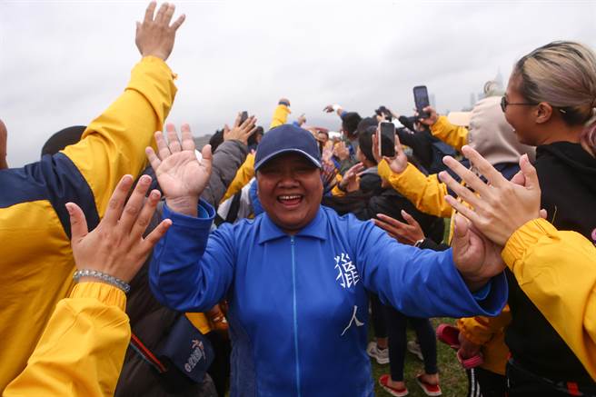 112年全国原住民族运动会27日在观山河滨公园举行 传统拔河项目最后一天赛程，胜利队伍回到休息区时，受到亲友热烈欢迎。（邓博仁摄）