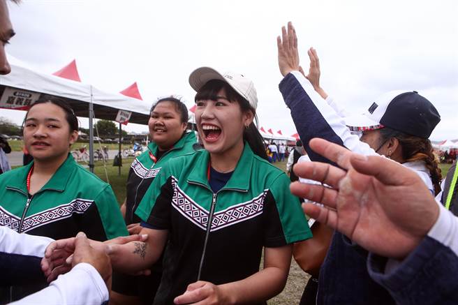 112年全国原住民族运动会27日在观山河滨公园举行 传统拔河项目最后一天赛程，胜利队伍回到休息区时，受到亲友热烈欢迎。（邓博仁摄）