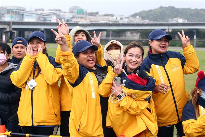 112年全国原住民族运动会传统拔河赛程27日在观山河滨公园举行最后一天赛事，到决赛时，场边加油团气势不输人，全力为选手加油打气。（邓博仁摄）