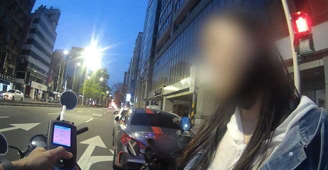 女子坦承饮用啤酒4罐(1罐330ML)，经酒精测试超标0.67Mg/L。（简铭柱翻摄）