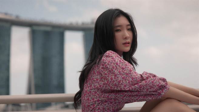 陈华到新加坡金沙酒店取景。（鲔鱼肚影音提供）