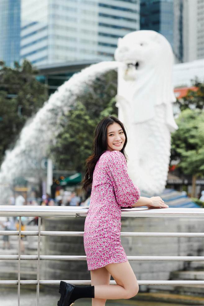 陈华到新加坡景点鱼尾狮取景。（鲔鱼肚影音提供）