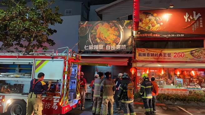 台南市北区一家火锅店因工人更换瓦斯发生气爆意外，该瓦斯工人双手2度灼伤送医，用餐顾客也全数紧急疏散。（台南市消防局提供／程炳璋台南传真）