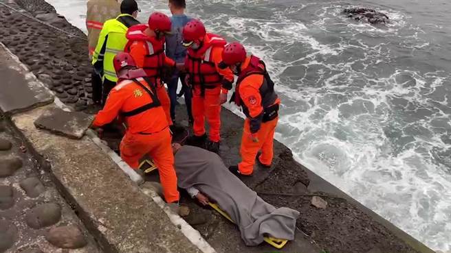 基隆一名男子被大浪打進海岸邊的涵洞內卡住，基隆消防局緊急出動將男子救出送醫。（翻攝畫面／張志康基隆傳真）