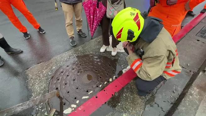 基隆一名男子被大浪打進海岸邊的涵洞內卡住，基隆消防局緊急出動將男子救出送醫。（翻攝畫面／張志康基隆傳真）